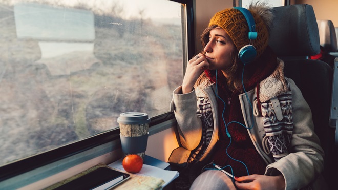 woman_travelling_on_train_in_winter
